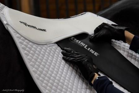 7055 Booster Shims inserting 2 - WEB ThinLine Aanpasbare Shims voor alle Pads