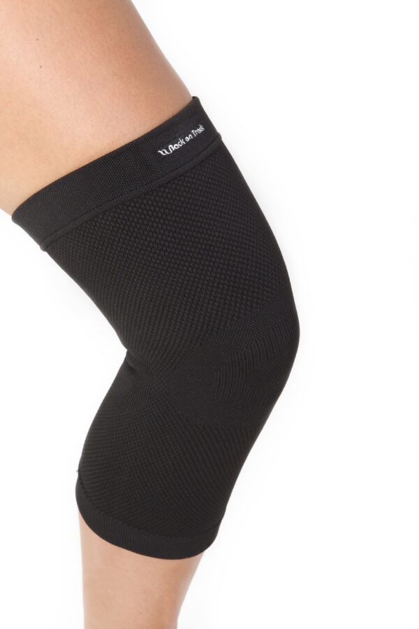 1107_Physio-Knee-Support_On-Model_1 Fysio Kniebeschermer